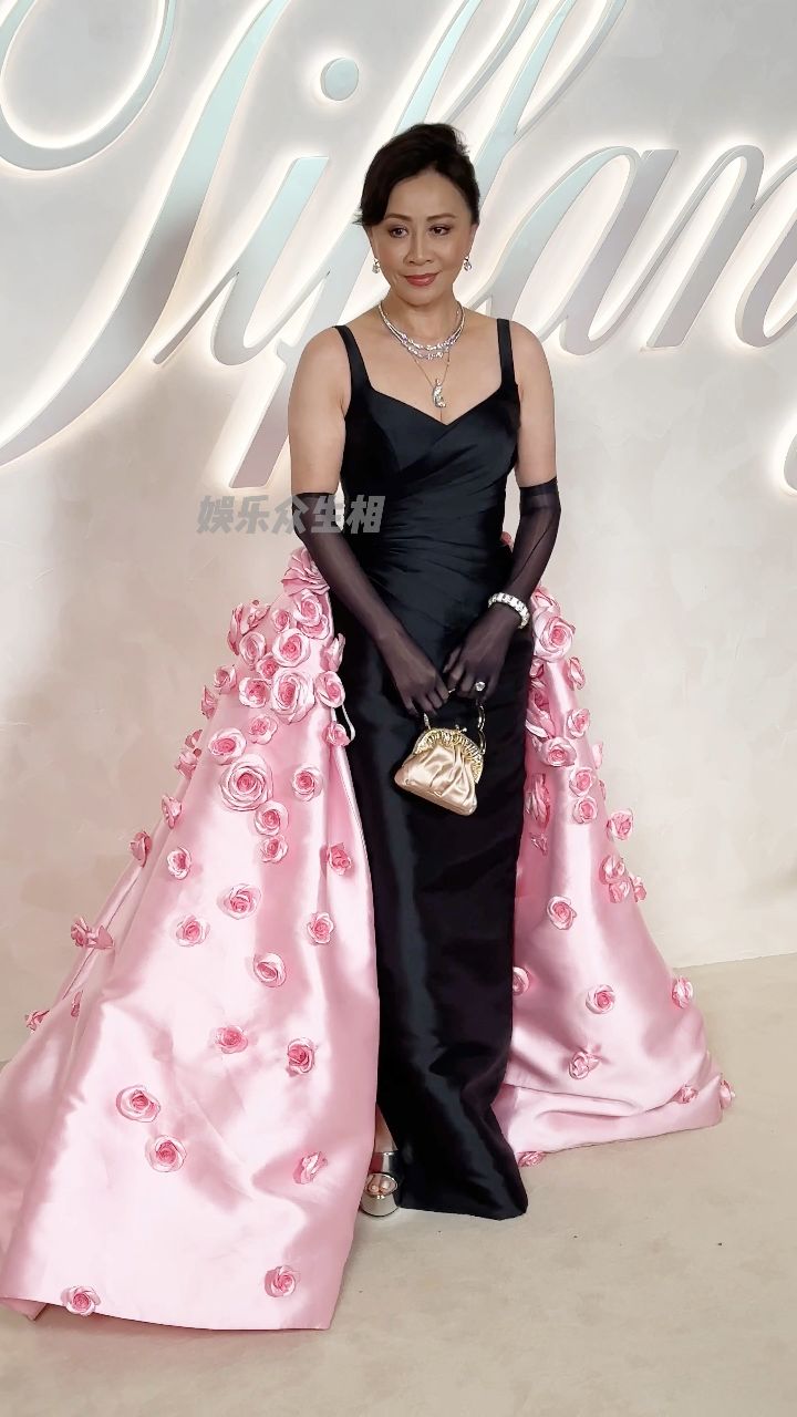刘嘉玲 粉色玫瑰拖尾长裙造型这状态如何