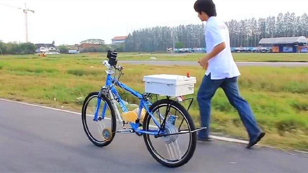 清华大学生发明不倒翁自行车,不用人骑也能跑,获得国家大奖