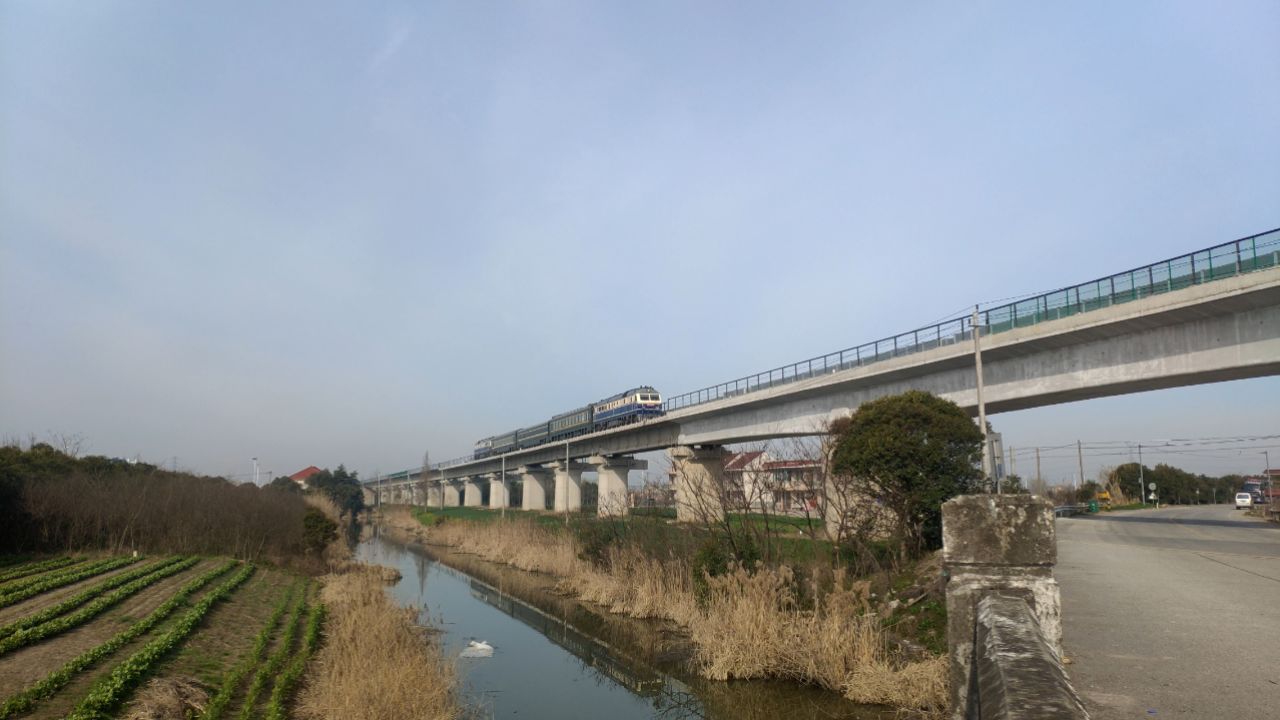 洋吕铁路联调联试检测列车通过新立村
