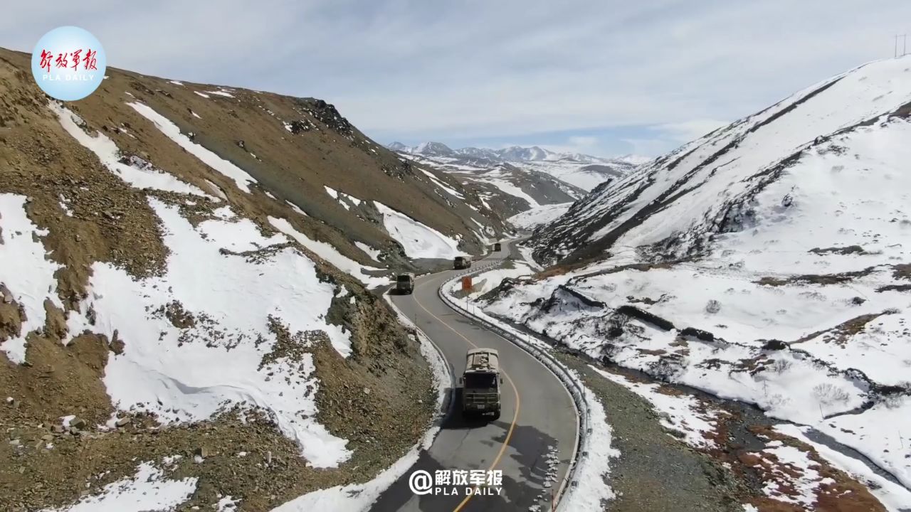 汽车兵翻越雪山达坂运送物资