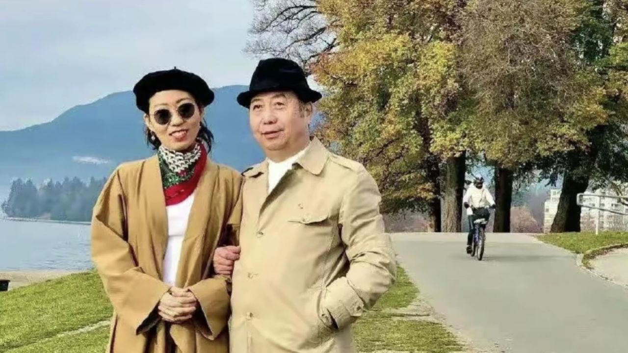 疑似贪官之女曲婉婷晒幸福 与父亲现身国外街头