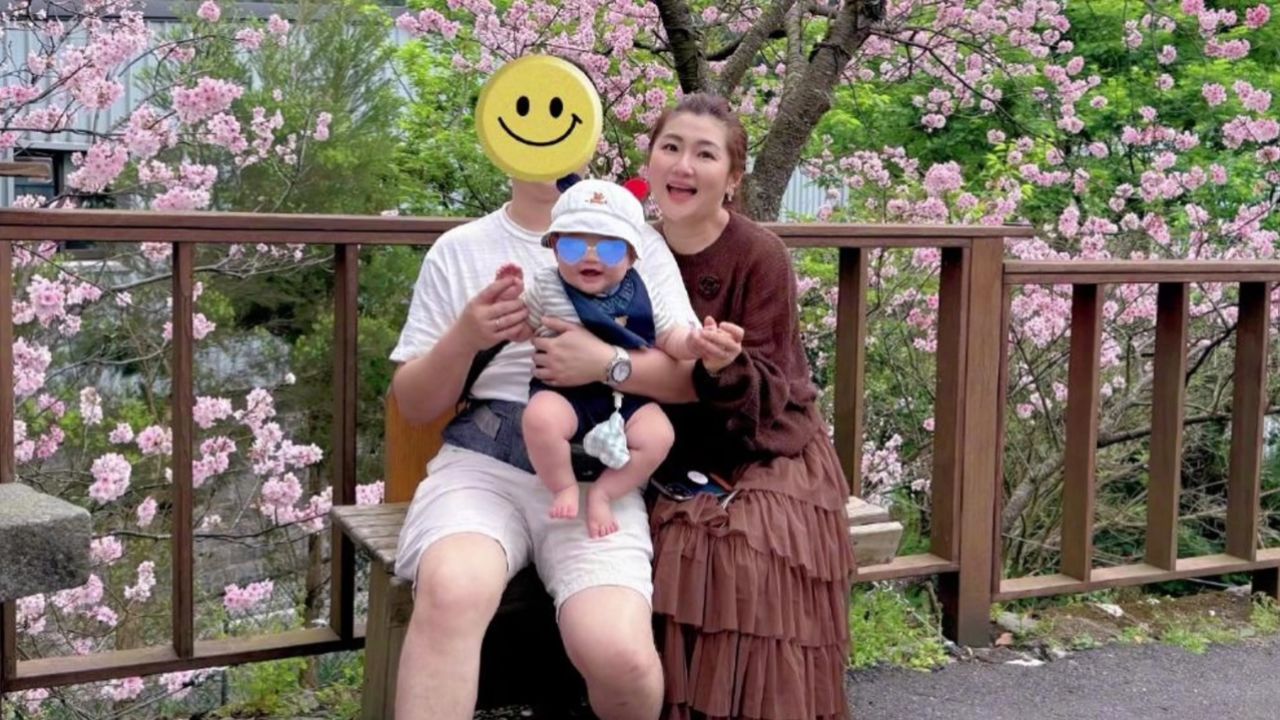 任家萱与男友带儿子出游 小腰果坐爸爸怀里大笑