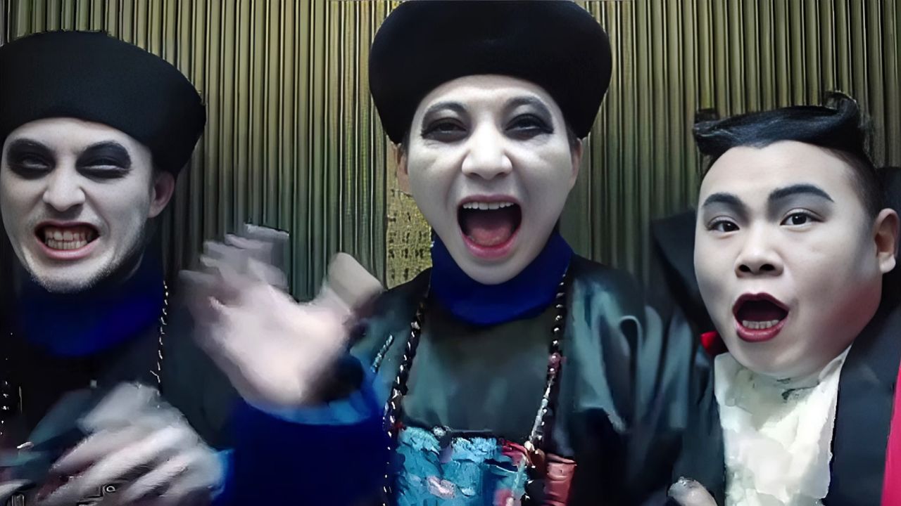 三个假扮鬼的人碰到了另一个扮鬼的人,究竟谁能被谁吓到,搞笑片