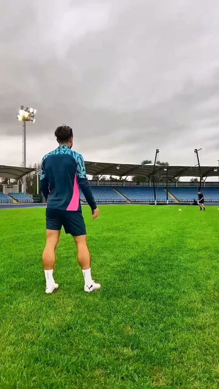 格拉利什上演高难度停球,双腿夹球,腿部肌肉发达