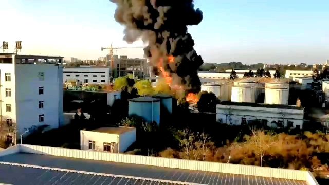 【四川眉山一工业园油罐车发生爆炸燃烧】