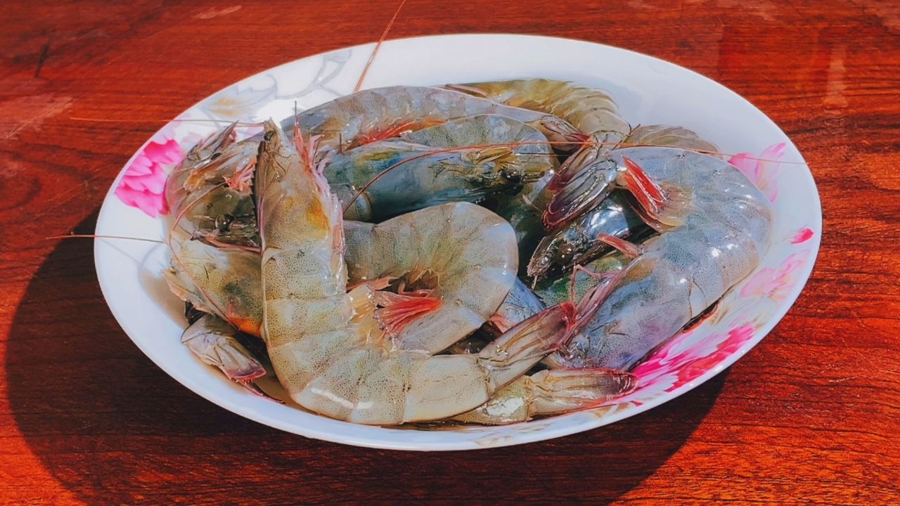 大虾用水煮就错了,教你正确方法,虾肉鲜香嫩滑,比饭店