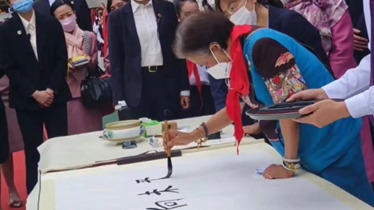 泰国公主诗琳通到访绵阳先锋路小学!曾私人全资援建,学生列队欢迎