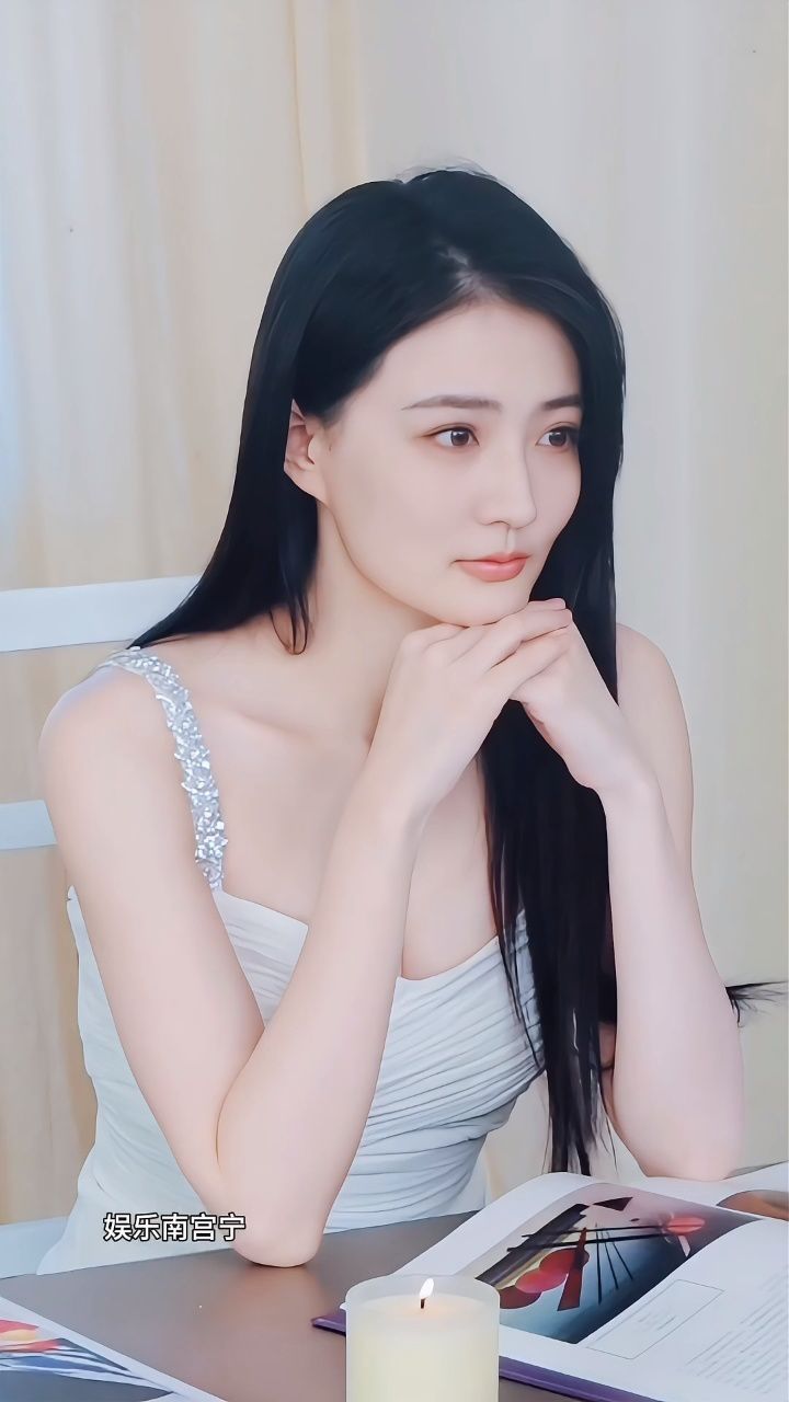 徐璐黑色长发清纯可人,扑面而来的青春气质,好美啊