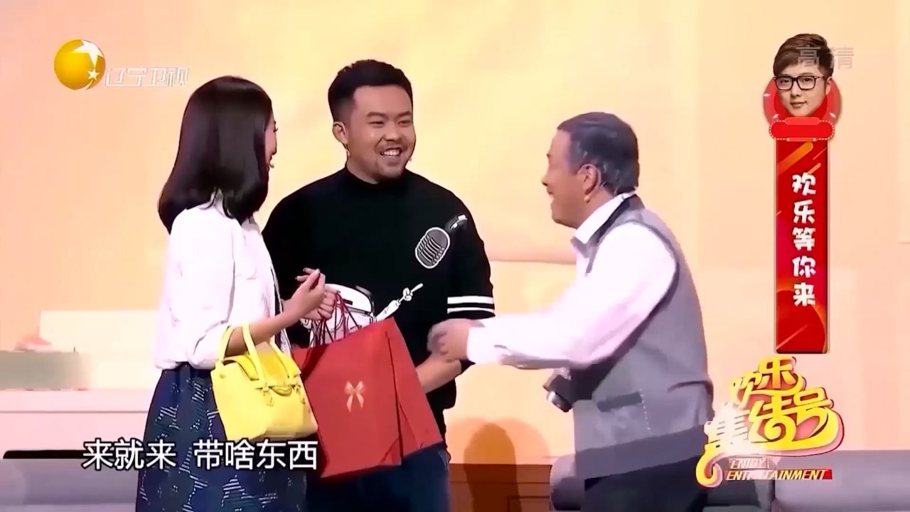 小品《老爸》:潘斌龙实力气跑儿媳张小斐,台下观众笑炸了锅