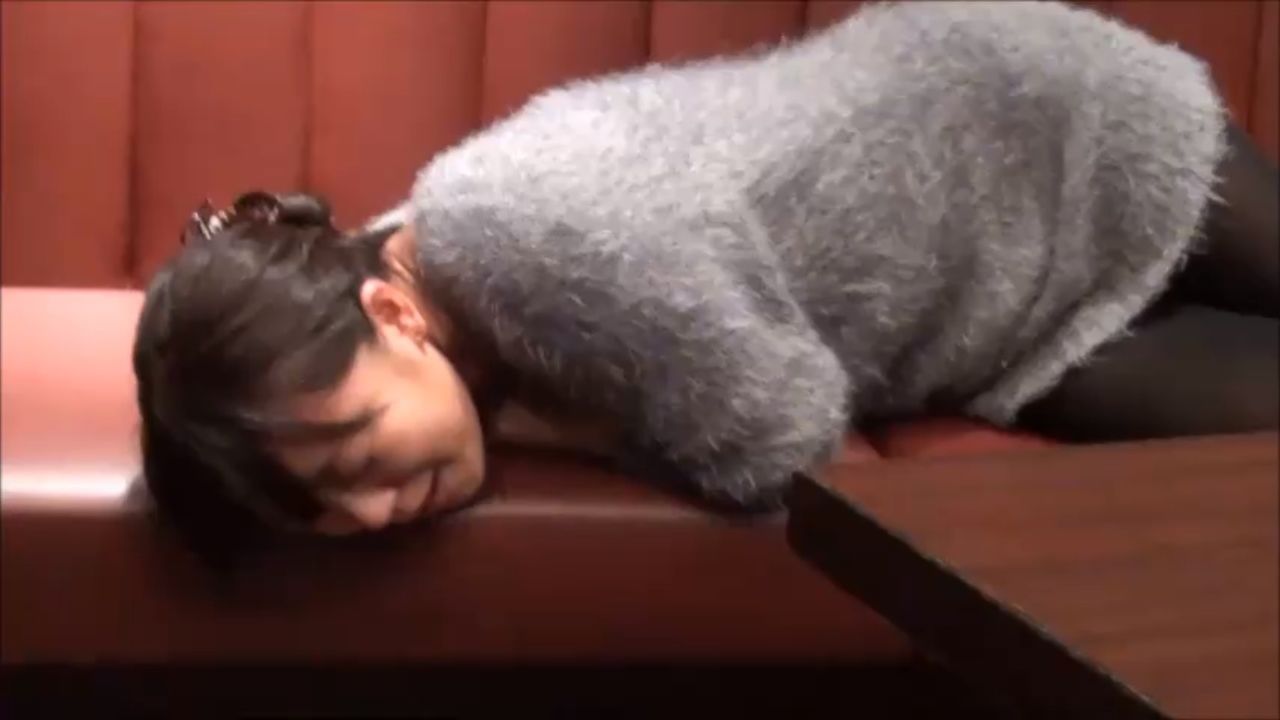 小姐姐难受呕吐,无水印版,无字幕版.