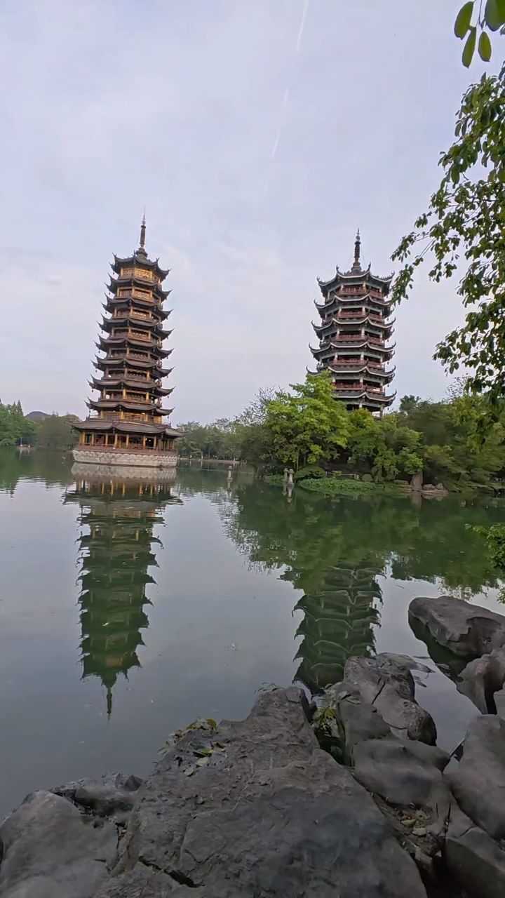 即日月塔,也被称为金塔(阳塔)或银塔(阴塔),是桂林市的一个著名景点