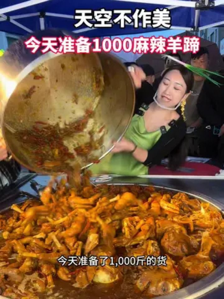 下雨天也不耽误出摊,做点小生意再苦再累一切都值得#王轩卤味