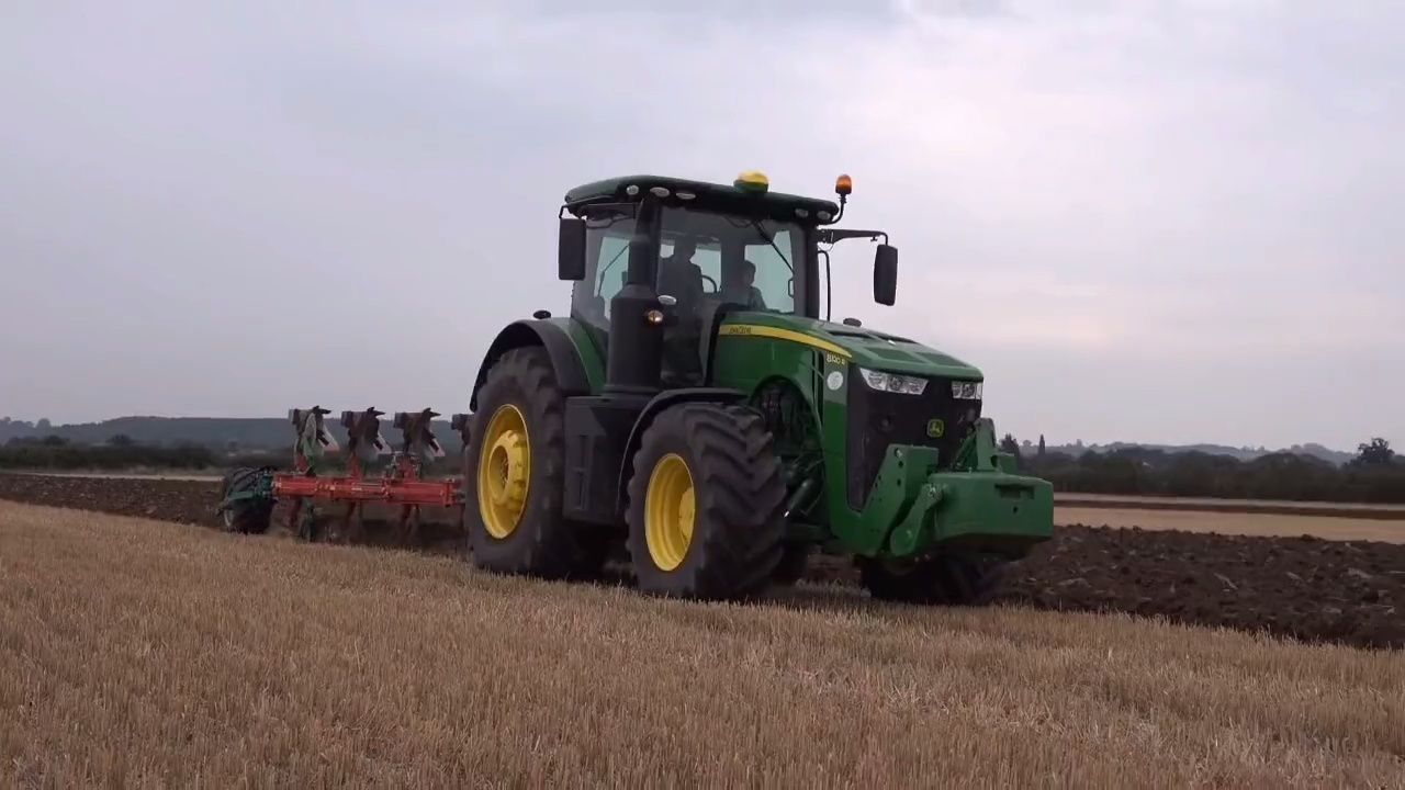 约翰迪尔8320r拖拉机,配备320马力发动机,搭配681.