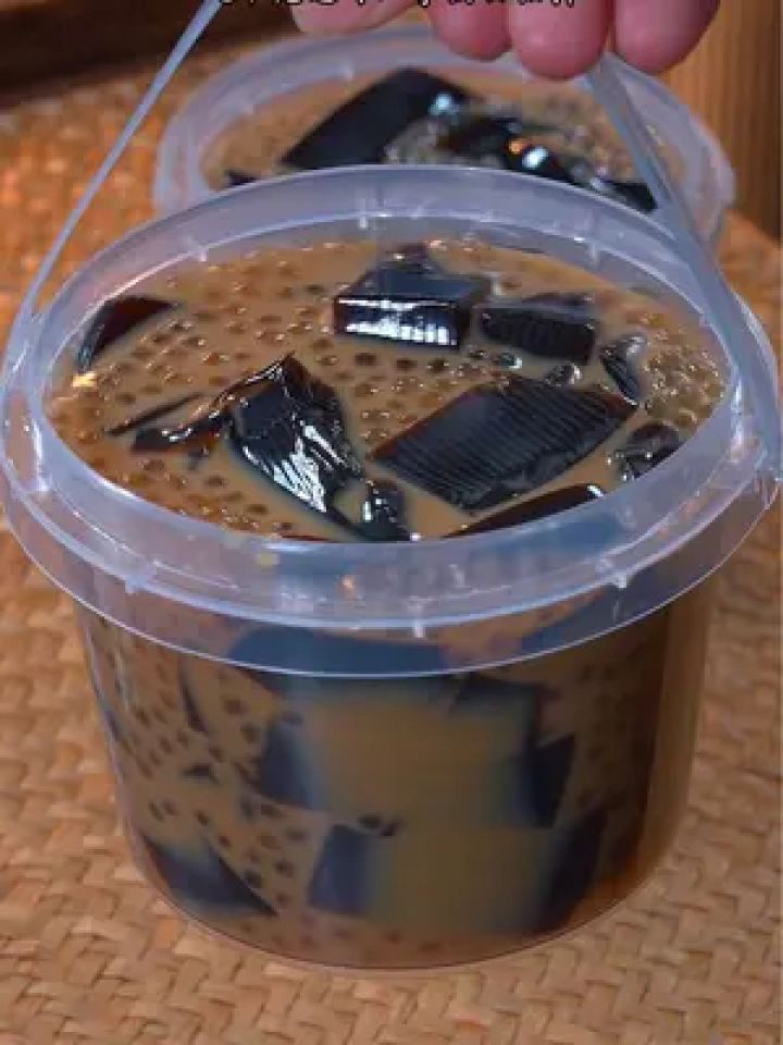 炎热的夏天,自己在家做烧仙草烤奶,冰冰凉凉,真的太爽了,比糖水店的还