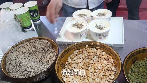 董宇辉尝河南开封特色美食。董宇辉表示，这种传统美食不仅味道美味，更蕴含着丰富的文化内涵，是河南人民勤劳智慧的结晶。