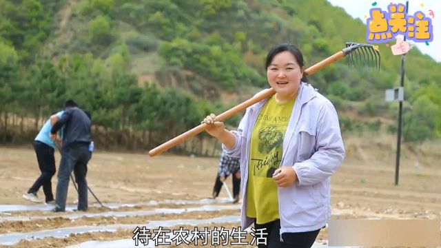 朴实的霞姐即使财富自由了,仍然最爱的还是农村这片土地