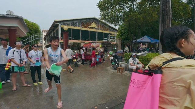 云南过泼水节肯定要吃泼水粑粑,是传统,也是糯叽叽的傣族美味!