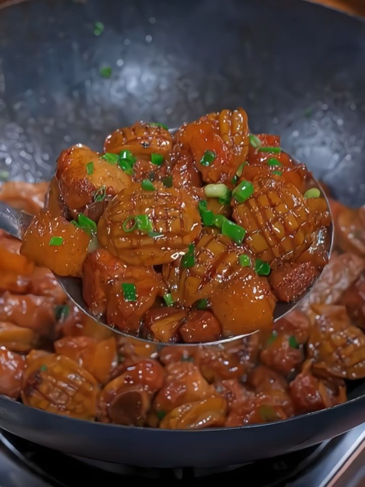 真是没想到,小鲍鱼搭配上五花肉和排骨,竟然能这么好吃,鲜美q弹还吸饱