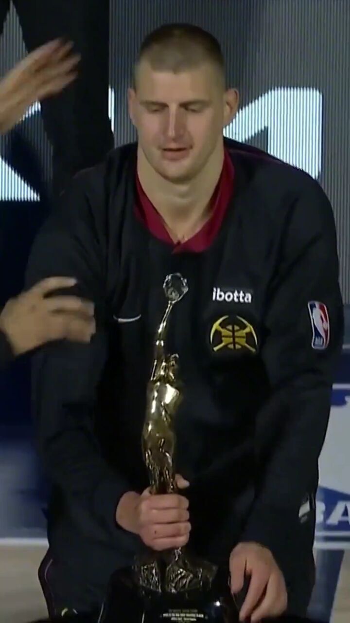 咪咕体育: 约基奇领取第三座常规赛mvp奖杯,队友比约老师还要激动.