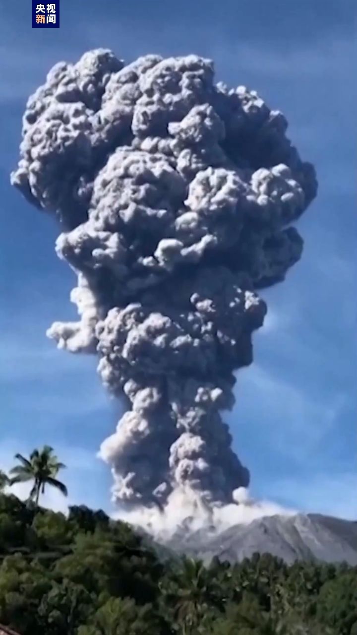 印尼伊布火山发生喷发 火山灰柱高达5000米