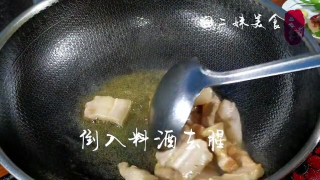 油面筋烧肉口感劲道有弹性,肉质醇厚承载着家的味道