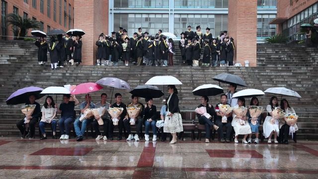 贵阳学院毕业生拍毕业照时突降暴雨5月21日中午,当所有毕业生和老师正准备拍摄时突降暴雨