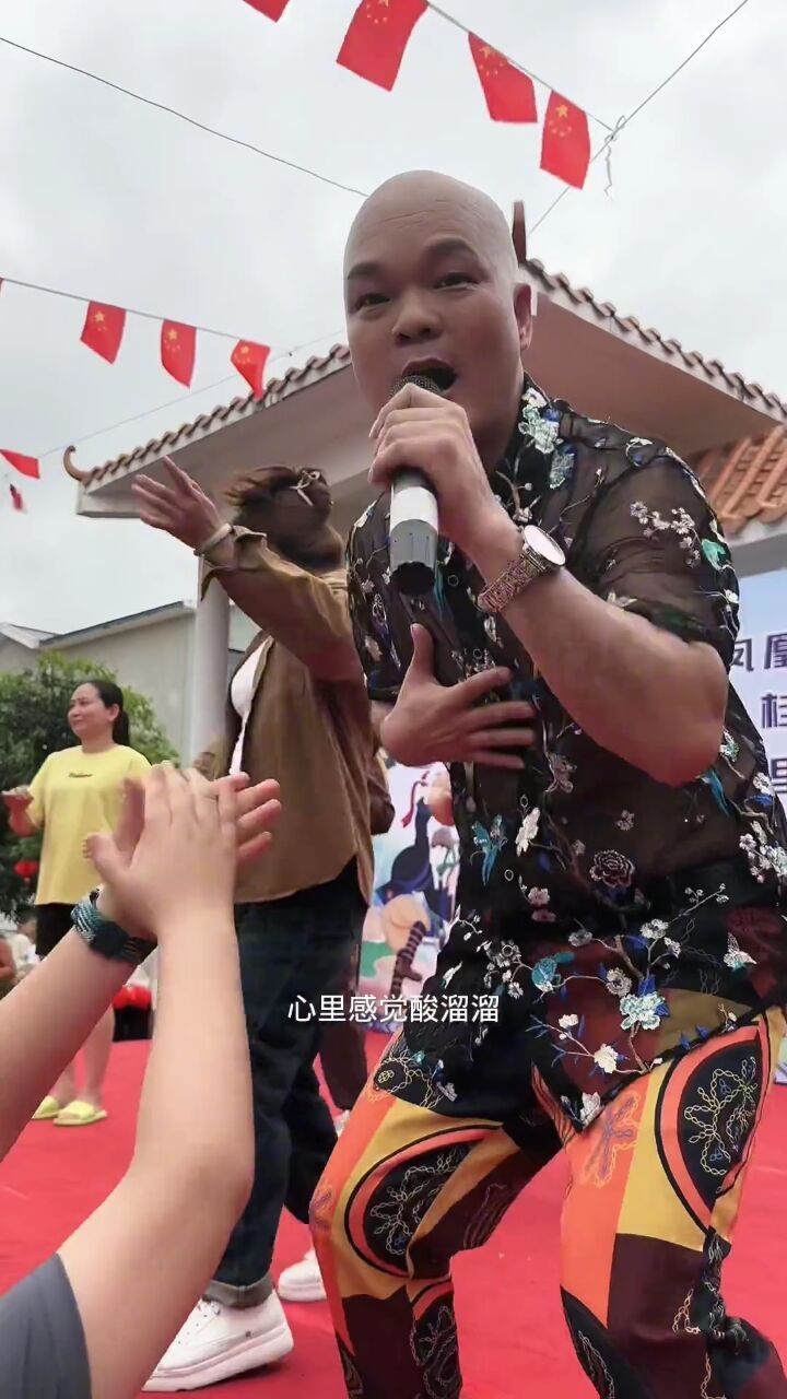 广西小凤妹: 光哥到来宾唱歌,现场气氛很好,三十出头就是没有女朋友