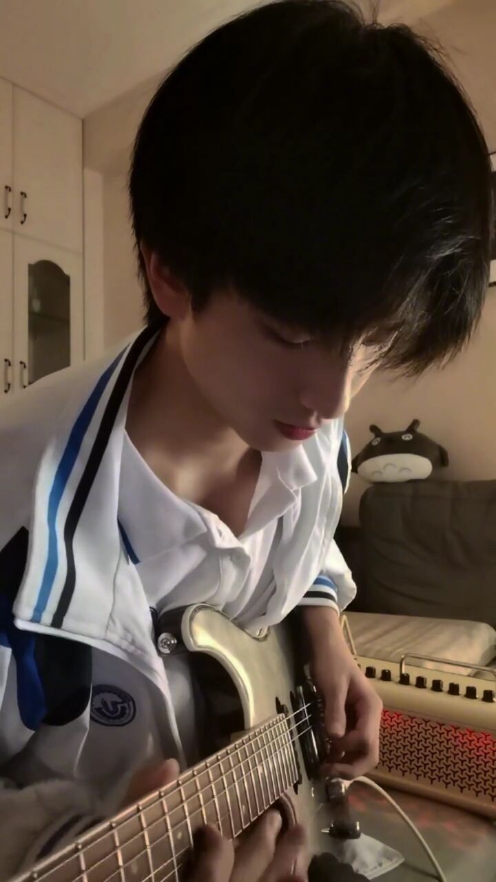 我们不是电影 错过了就真的错过了. #男高中生 #周杰伦 #电吉他