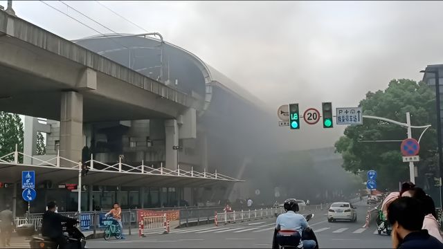 上海地铁回应11号线南翔站有烟雾飘入:社会车辆自燃