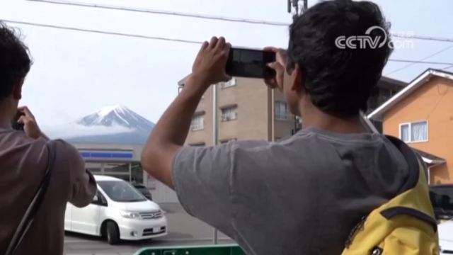 无奈!游客激增不堪其扰,富士山景点当地民众搭建隔离网