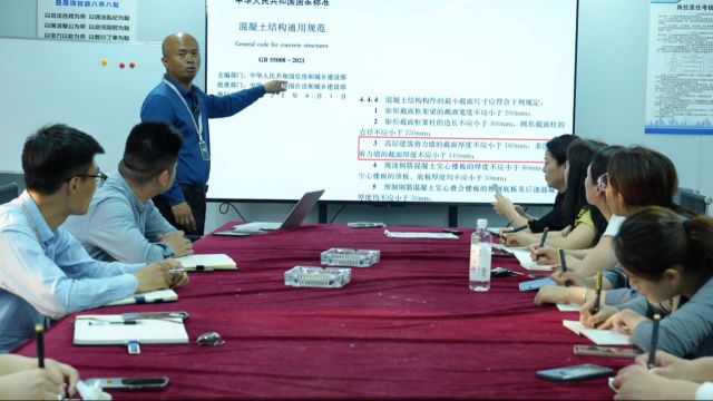 “大成地产”区域总经理为置业顾问进行解惑答疑