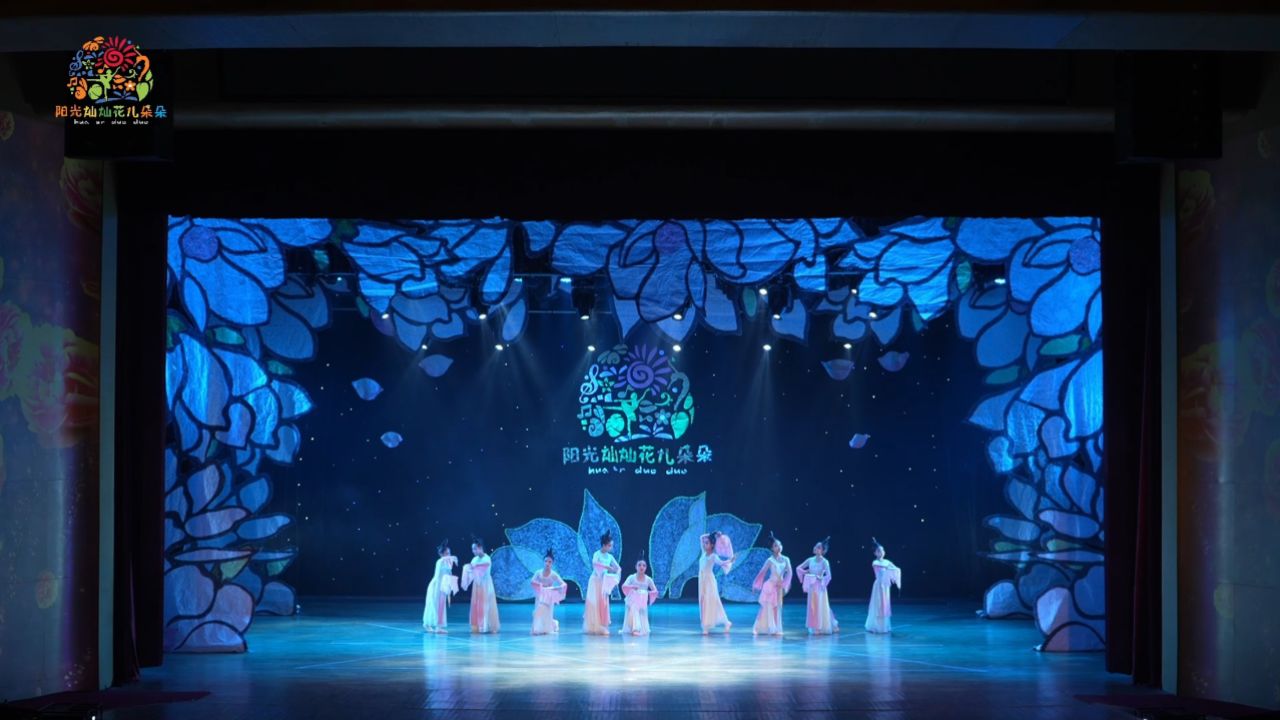 少儿群舞《绣影叠香》小演员们的整个舞蹈讲述着在绣娘针针线线的穿引