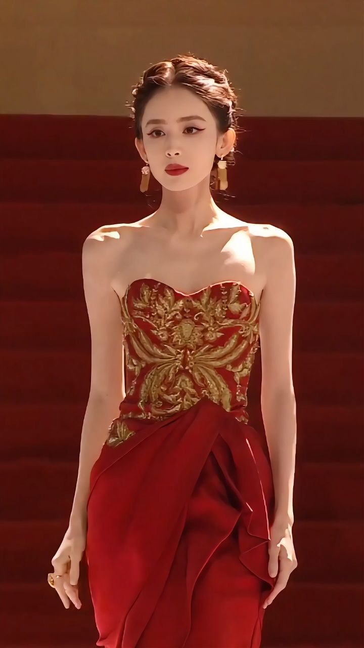 古力娜扎红色抹胸刺绣裙,瘦到皮包骨毫无美感,不少人心目中的女神代表