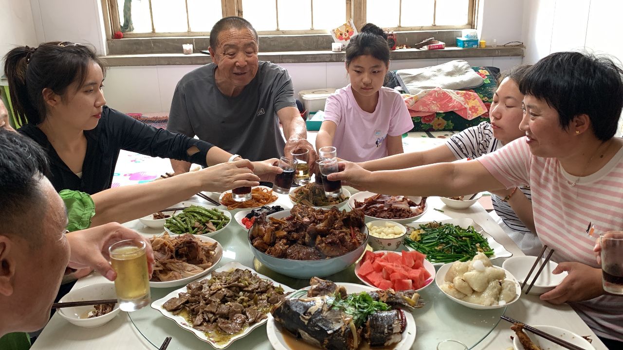 家人团聚,幸福洋溢,一家人围坐在餐桌前,享受着团圆的快乐