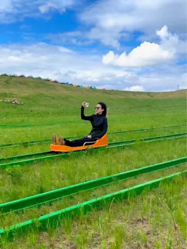 不想上班,想和我最好的朋友去草原滑草#呼伦贝尔旅游攻略#呼伦贝尔大草原#滑草_腾讯视频