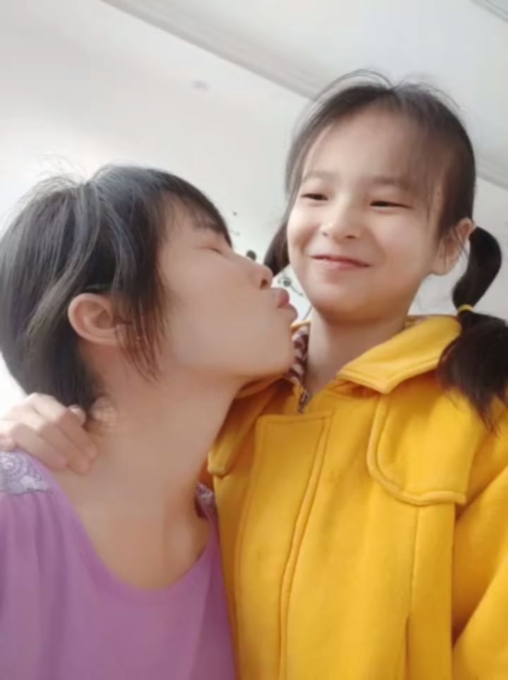 妈妈亲亲女儿子照片