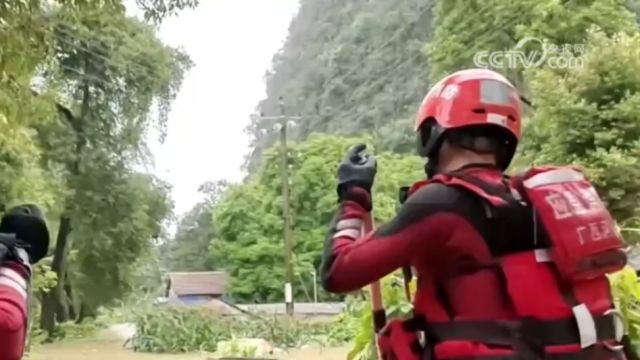 中央气象台发布强降雨四预警,广西河池暴雨引发内涝,紧急转移十余名被困人员