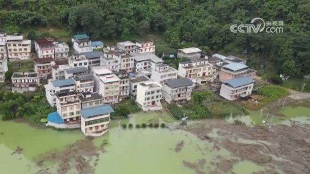 广西上林遭遇暴雨,致村庄积水严重,村民出行受阻