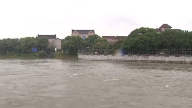 江苏苏州太湖主要排水河道开闸放水