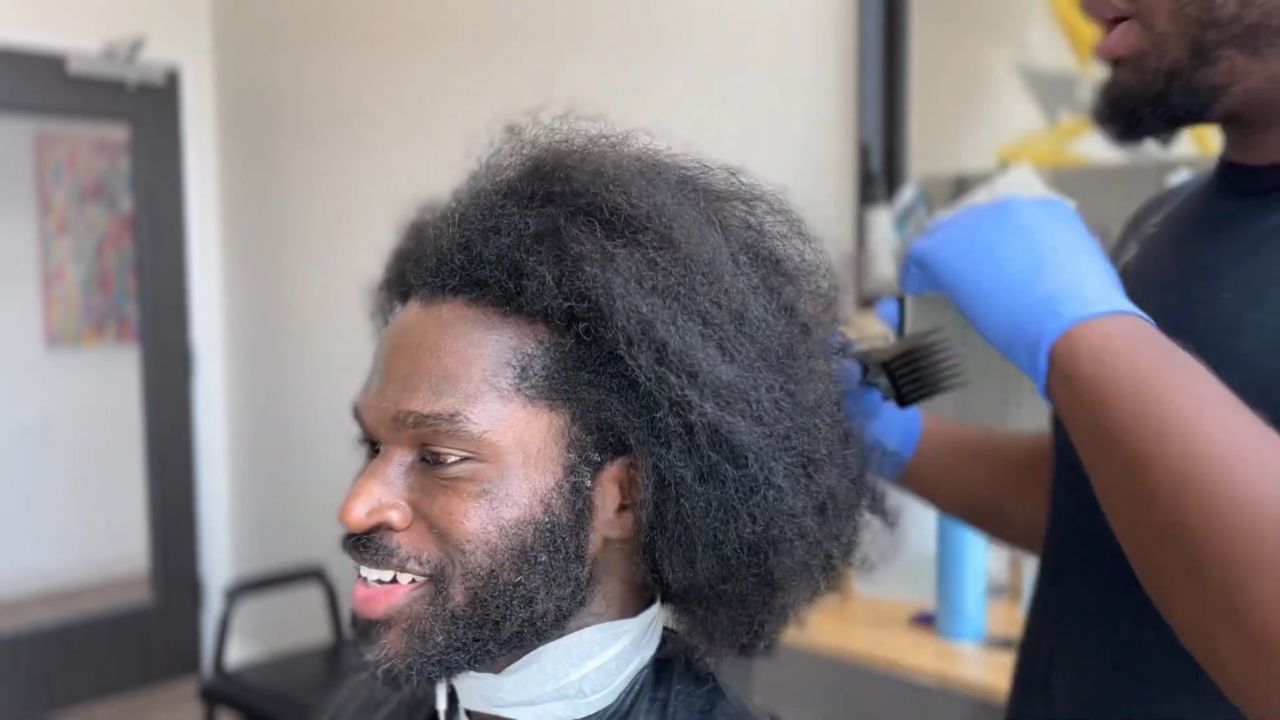 黑人男子,发型一换大变样,帅到自己都笑了