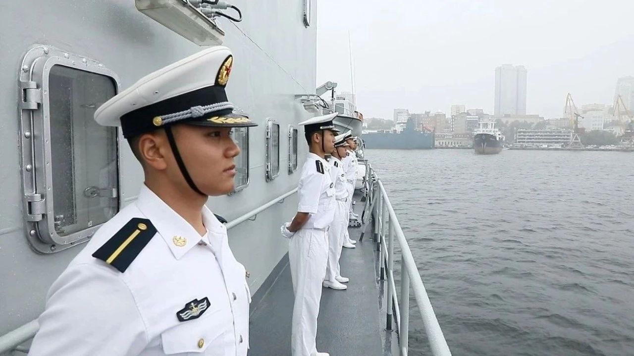 首次!海军龙虎山舰走出国门