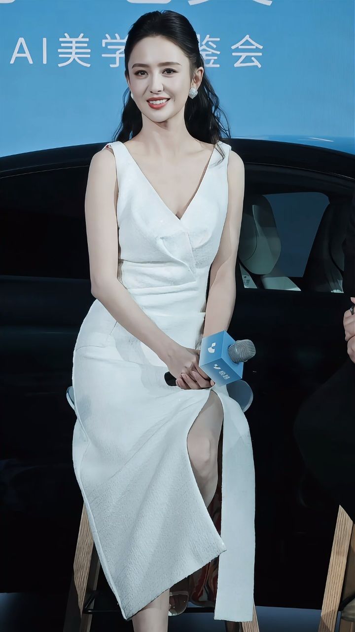 佟丽娅白色吊带高叉长裙,高贵优雅美丽大方,散发出独特气质