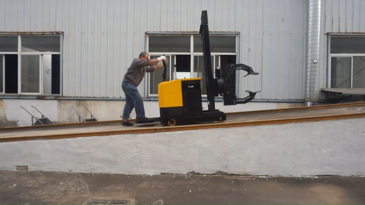 惠泽电动夹抱车终身提供配件, 技术1对1服务, 免费维保