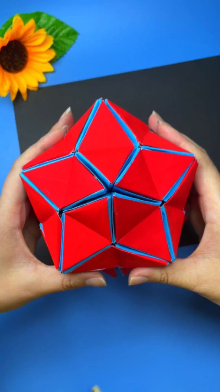 折纸魔术球,刚开始以为难,其实折起来很简单,很多都是重复折法,并且很