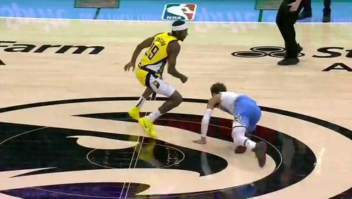 《NBA全场集锦》但愿无碍！特雷杨突发状况痛苦倒地久久不能起身已返回更衣室