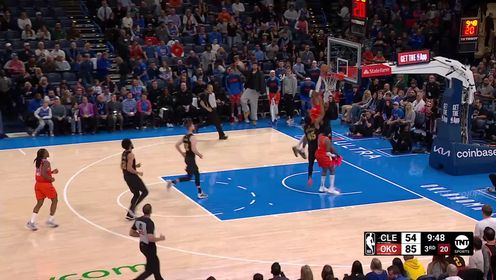 《TOP时刻》17日NBA最佳扣篮 亚历山大大步流星疾驰飞扣一气呵成