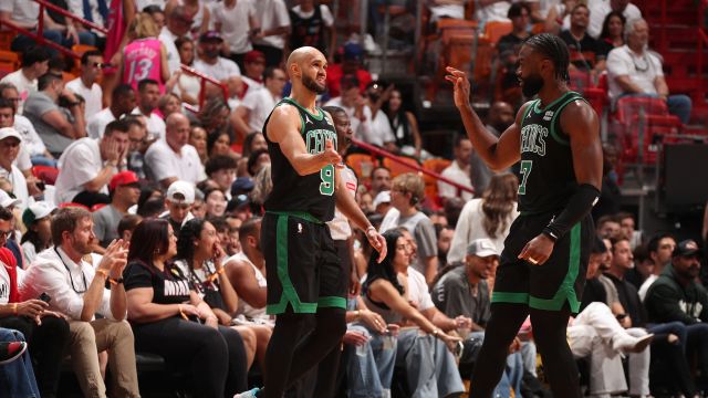 凯尔特人104-84热火 双探花合砍44分绿军大胜热火系列赛2-1领先