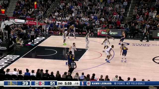 该是我站出来的时候了！ 库里顶着防守命中三分