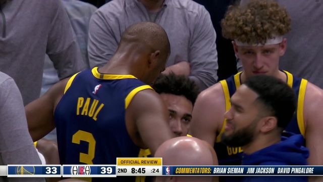 这不是打球的动作啊！ 保罗抢篮板怒把泰斯推倒被判一级恶意犯规
