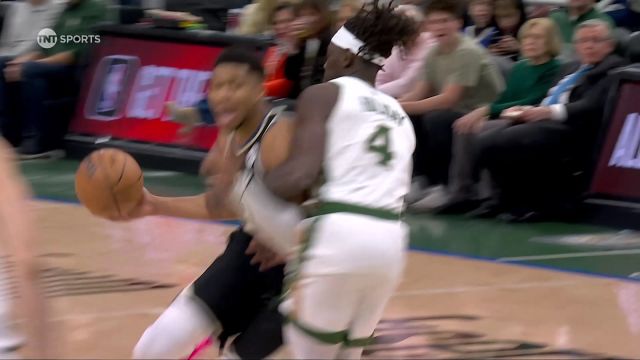 就是这么强硬！字母哥顶着波神上篮打进2+1霸气怒吼